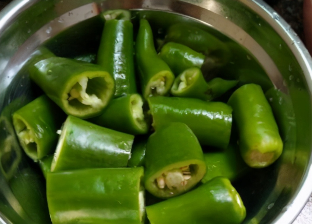 面對(duì)青椒你真的會(huì)挑選嗎？市場(chǎng)商販教你幾點(diǎn)，輕松區(qū)分辣和不辣