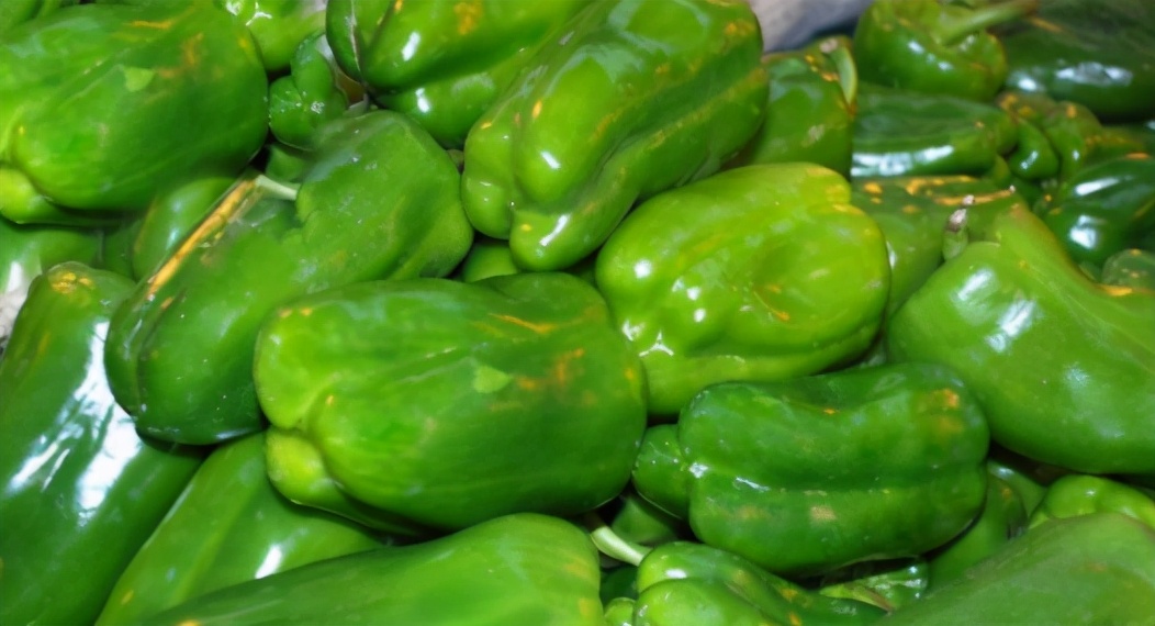 面對(duì)青椒你真的會(huì)挑選嗎？市場(chǎng)商販教你幾點(diǎn)，輕松區(qū)分辣和不辣