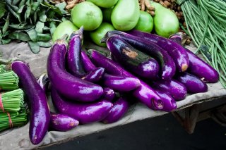 餐飲配送：采購員是怎么挑選茄子？選擇直的還是彎的？