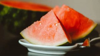 農副產品配送：吃西瓜有哪些好處，食用西瓜有哪些禁忌？