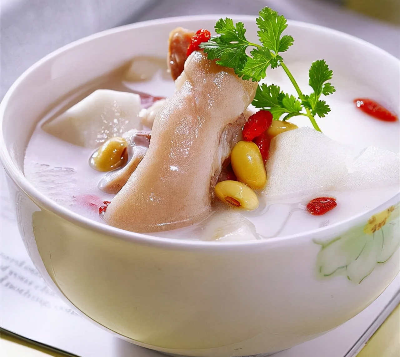 準(zhǔn)媽媽們要注意，為什么產(chǎn)后第一周不宜大量喝催奶的湯水？