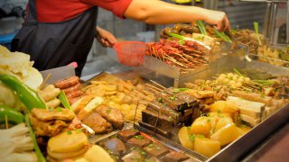 小吃街的燒烤攤點(diǎn)什么最省錢，快跟著清溪專業(yè)配送蔬菜學(xué)起來